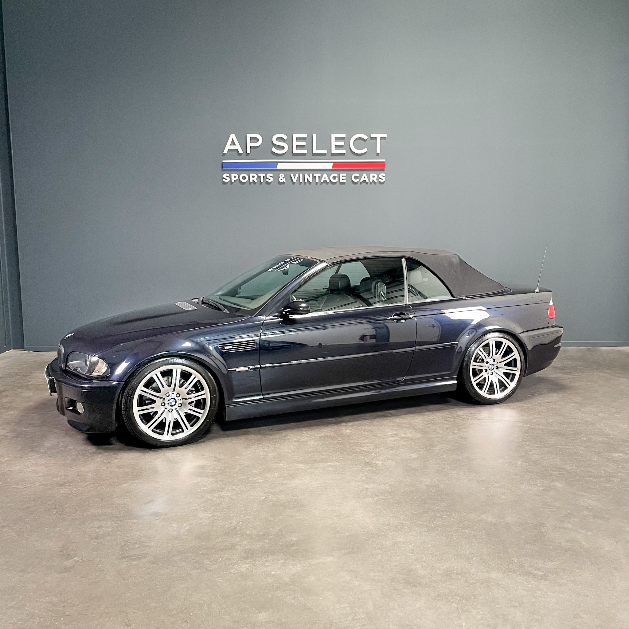 Photographie d'une BMW M3 e46 cabriolet vue de trois quarts face dans les locaux d'AP SELECT